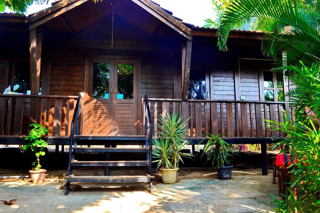 Pele'S Windsong Wood Cottage On The Beach Benaulim Bagian luar foto
