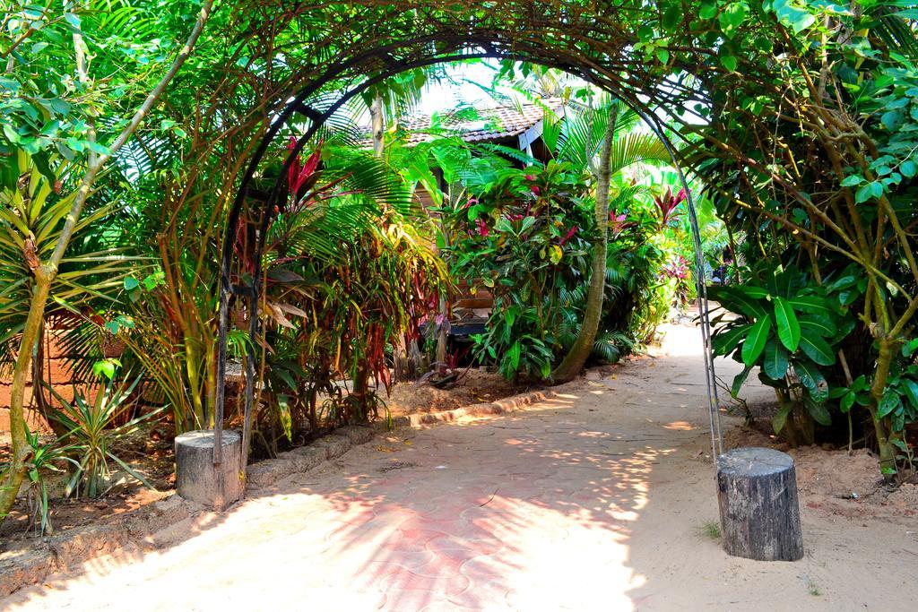 Pele'S Windsong Wood Cottage On The Beach Benaulim Bagian luar foto