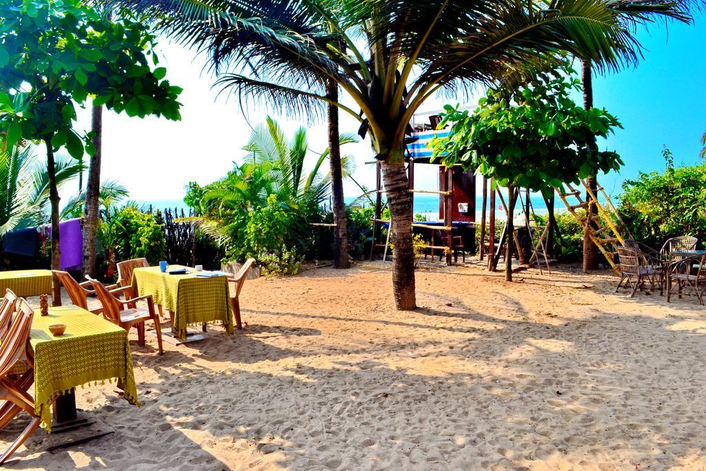 Pele'S Windsong Wood Cottage On The Beach Benaulim Bagian luar foto