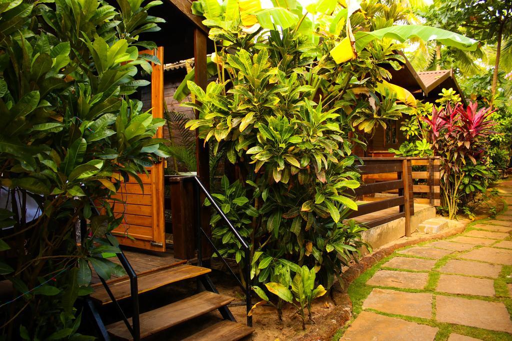 Pele'S Windsong Wood Cottage On The Beach Benaulim Bagian luar foto